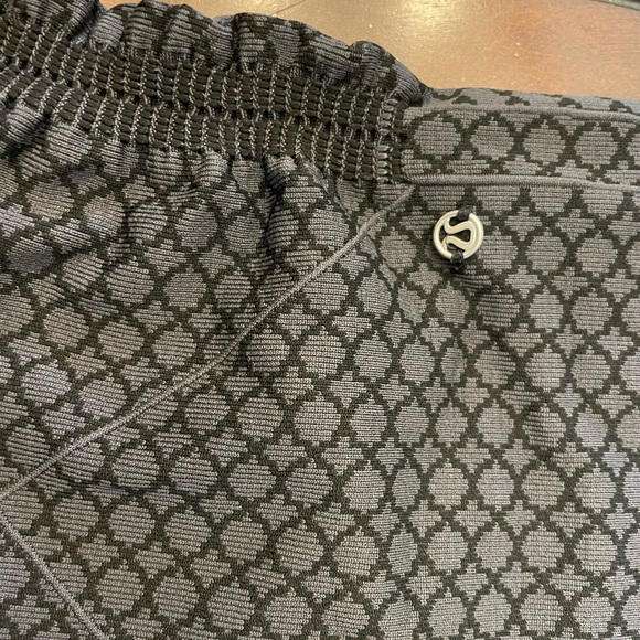 Lululemon Seamless Charcoal Cropped Ruched Leggings - Picture 4 of 4